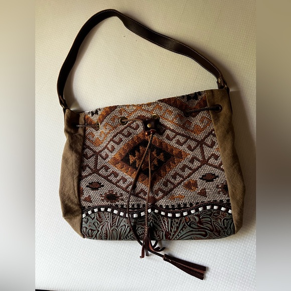 Myra Bucket Bag - Picture 3 of 6